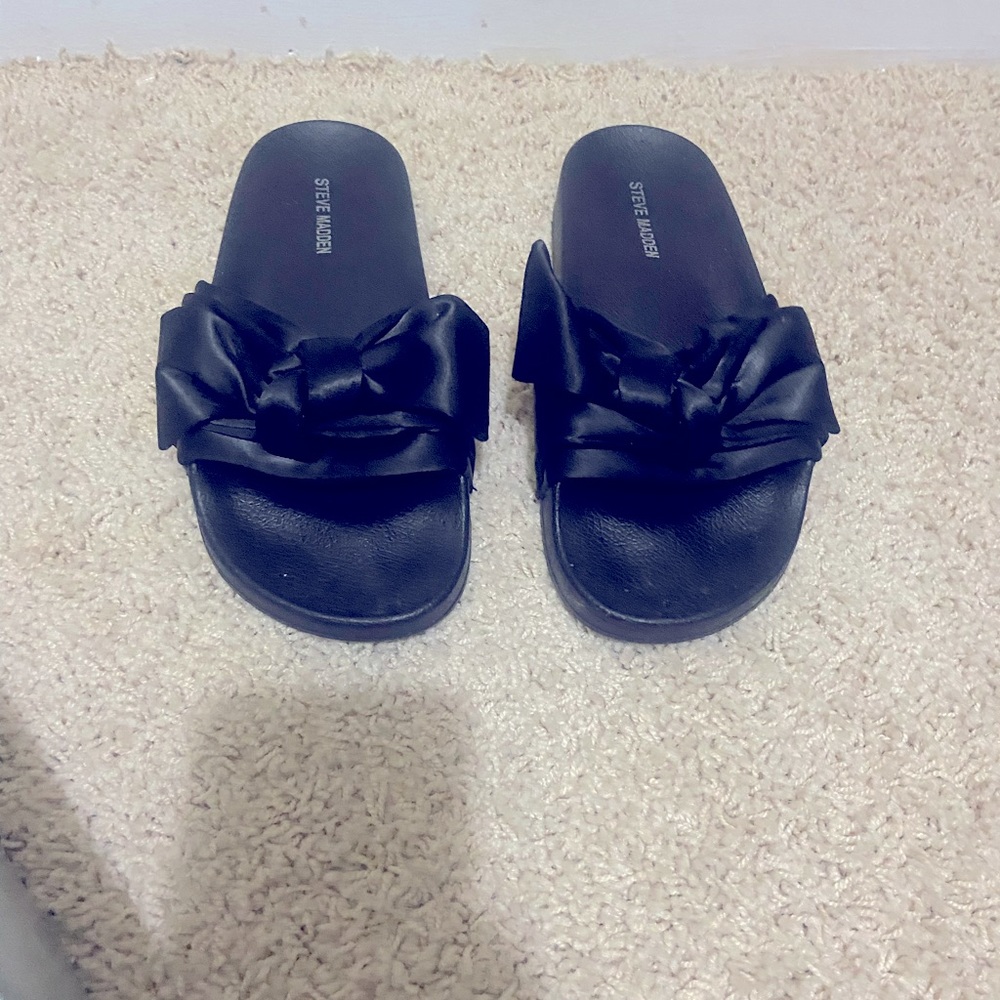 Black bow sandle size 8